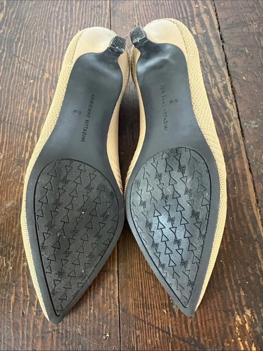 Adrienne Vittadini Skippy Tan Neutral Pointed-Toe Kitten Heel Pumps Flexible 8